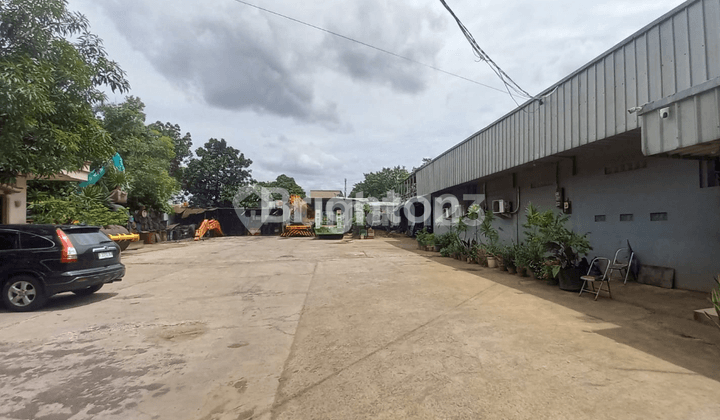 LAND BY THE MAIN ROAD IN PANJAITAN, EAST JAKARTA, SUITABLE FOR GAS STATIONS AND RESTAURANTS.