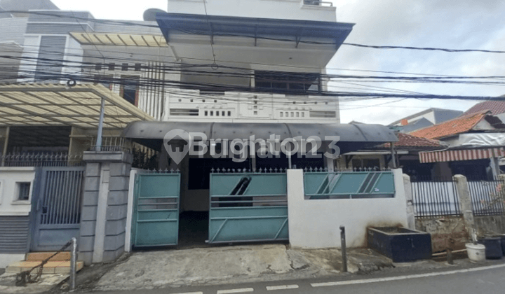 RUMAH 2.5 LANTAI DI KEBON KACANG JAKARTA PUSAT DEKAT PASAR TANAH ABANG