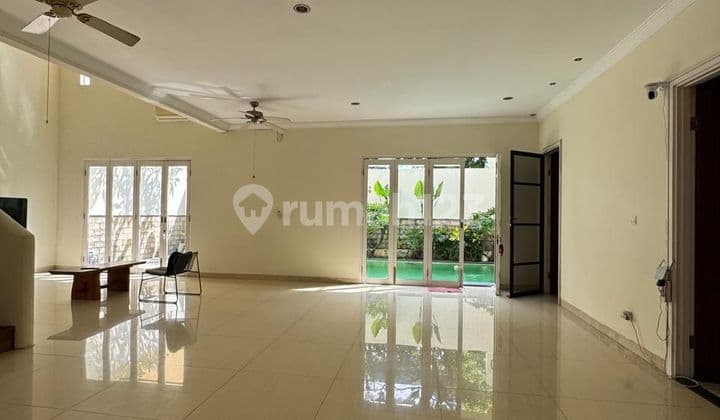 Rumah Bangunan Mandiri Dilengkapi Pool