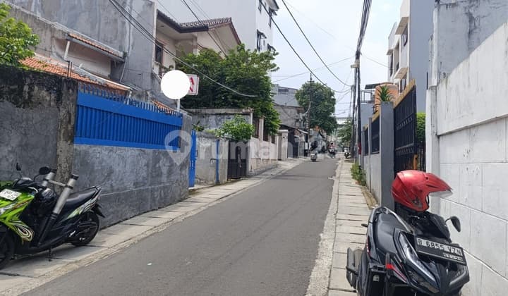 Rumah Lama Posisi Hook di Pinggir Jalan Lokasi Strategis Cocok untuk Tempat Tinggal atau Rumah Kos di Kebayoran Baru Jakarta Selatan