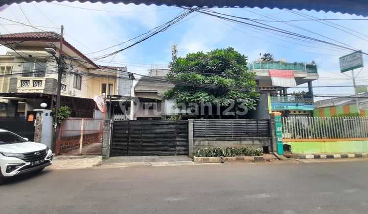 Rumah Strategis di Pinggir Jalan Lingkungan Nyaman Cocok untuk Tempat Tinggal & Usaha di Kebagusan Jakarta Selatan Harga Murah
