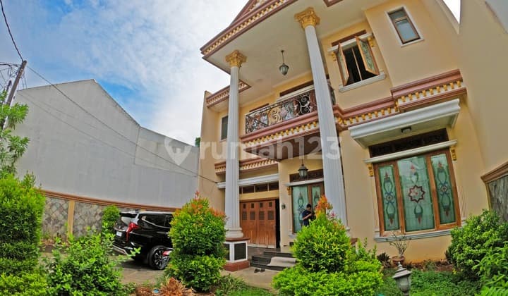 Hunian Mewah 2 Lantai dengan Kolam Renang di Ciledug Tangerang