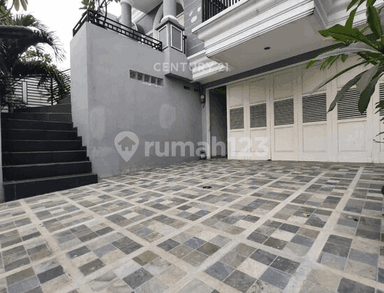 For Sale Ready-to-Live-in House in Radio Dalam, Strategic Location