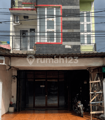 Ruko 2,5 Lantai - Siap Pakai Lokasi Strategis di Jantung Barombong