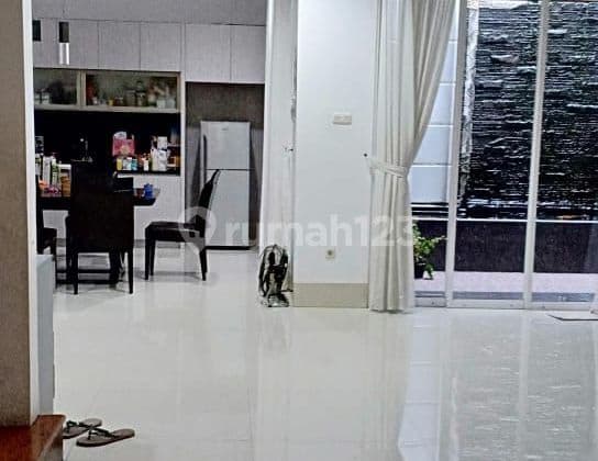 Lepas Cepat Rumah Ancol, hadap timur, jalan lebar
