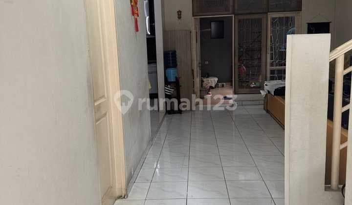 Dijual Rumah Bagus Siap Huni Hadap Barat Harga Murah di Taman Surya 5