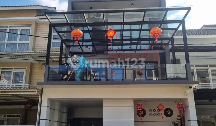 Dijual Rumah Minimalis 4 Lantai Lokasi Bagus Full Renovasi Harga Murah di Park Residence