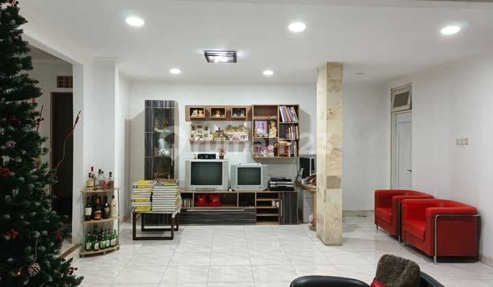 Dijual Rumah Besar dan Bagus Hadap Tenggara Lokasi Terbaik di Taman Palem Lestari