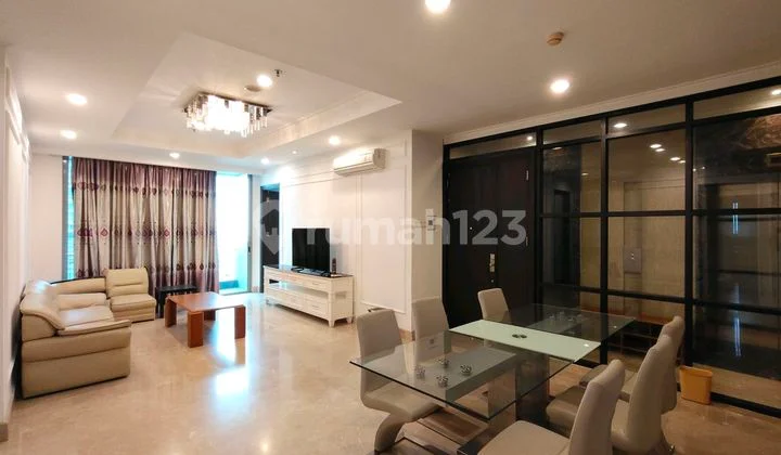 Residence 8 Type 3 Bedroom Private Lift Lantai Middle View Cantik