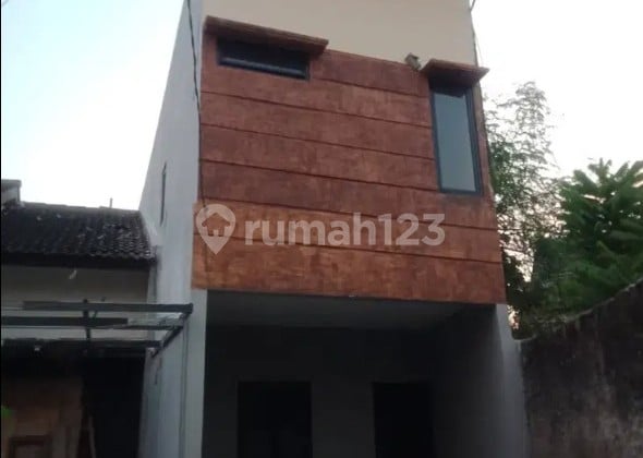 Rumah 2 lantai Dalam Cluster di Limo