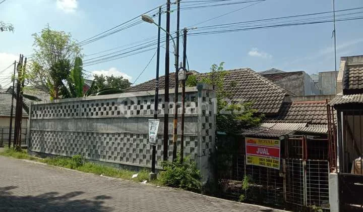 House for Sale at a Strategic Location on Jl. Permata Kuning and Jl. Permata Jingga, Semarang. House for Sale at a Strategic Location on Jl. Permata Kuning and Jl. Permata Jingga, Semarang.