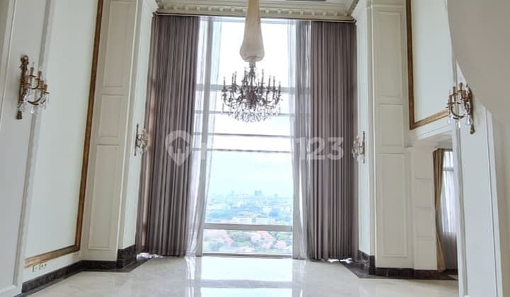 Menara Four Seasons Lantai Tinggi Musim Panas Coldwell Banker