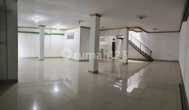SPACIOUS 2-STORY STRATEGIC SHOPHOUSE, SUITABLE FOR ANY BUSINESS, READY TO USE, ON RAYA BATUJAJAR BANDUNG