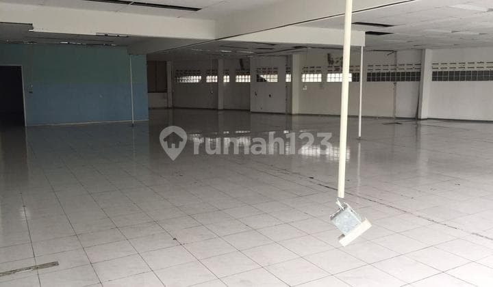GEDUNG LUAS 2 LANTAI LOKASI RAMAI STRATEGIS SIAP PAKAI DI SAYAP CIPAGANTI BANDUNG