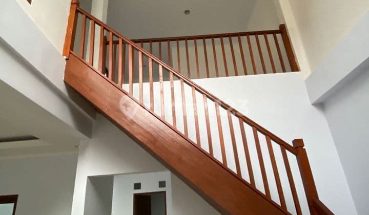 RUMAH BAGUS NYAMAN TERAWAT 2 LANTAI SIAP HUNI DI SETRADUTA BANDUNG