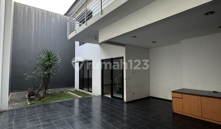 RUMAH LUX 2 LANTAI LINGKUNGAN NYAMAN SIAP HUNI DI SINGGASANA PRADANA BANDUNG
