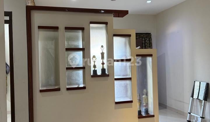 RUMAH IDAMAN MINIMALIS MODERN 3 LANTAI LINGKUNGAN NYAMAN SIAP HUNI DI SINGGASANA PRADANA BANDUNG