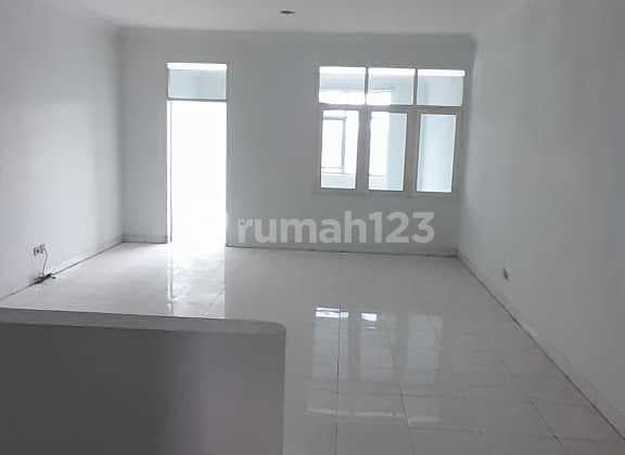 RUKO 3 LANTAI LOKASI RAMAI STRATEGIS COCOK UNTUK SEGALA USAHA SIAP PAKAI DI SINGGASANA PRADANA BANDUNG