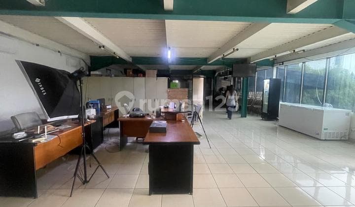 RUANG USAHA LUAS 3 LANTAI LOKASI RAMAI STRATEGIS SIAP PAKAI DI SUDIRMAN BANDUNG