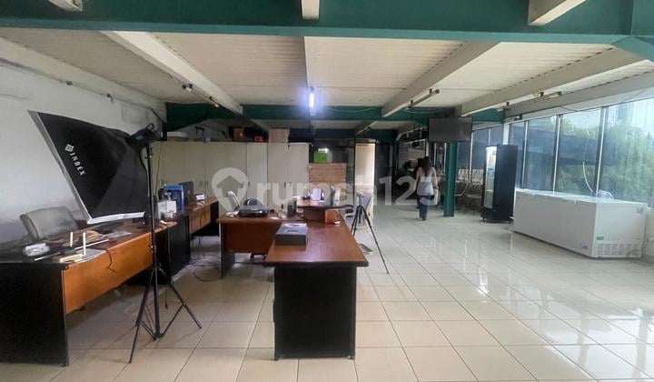 RUANG USAHA LUAS 3 LANTAI LOKASI RAMAI STRATEGIS SIAP PAKAI DI SUDIRMAN BANDUNG