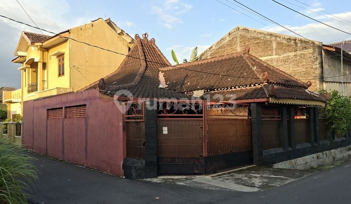 Rumah Hook Jalan Dua Mobil Manahan Surakarta Jawa Tengah