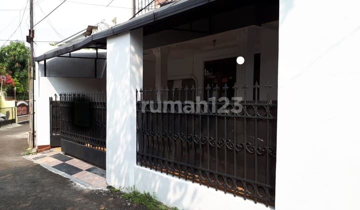 Dijual Cepat Rumah Bangunan 2 Lantai Jalan 1 Mobil Tebet Timur