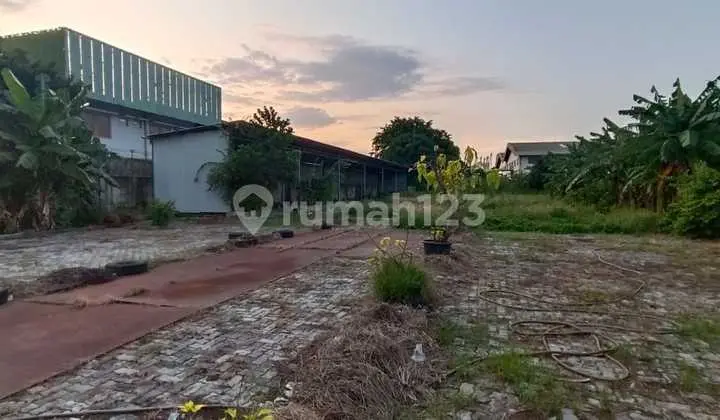 Tanah bagus di jalan raya kamal cocok untuk taroh truck mobil atau bangun gudang lokasi sangat strategis