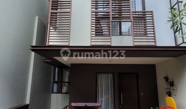 Double decker concept 3-story house in Greenwich Park BSD