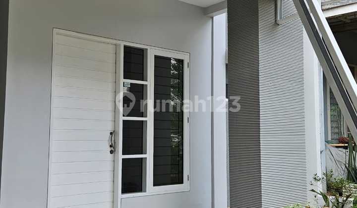 Sewa Murah !! Rumah Bagus 2 Lantai Siap Huni Dekat Stasiun Rawa Buntu di Delatinos Bsd