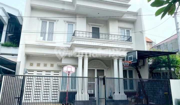 Luxury Ready-to-Occupy Home in a Strategic Location in South Jakarta