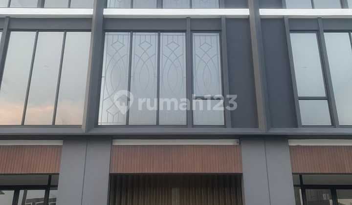 Disewakan Ruko Baru 3 Lantai Area Parkir Luas di Hampton Square Gading Serpong