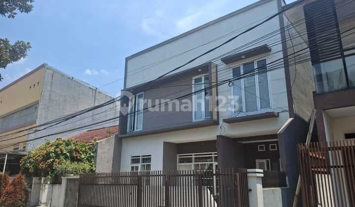 Rumah Lelang Murah Banget 2 Lantai SHM Cantik di Tki 2, Bandung