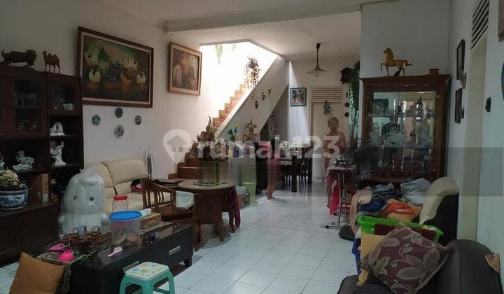Rumah di Jalan Kembar Timur