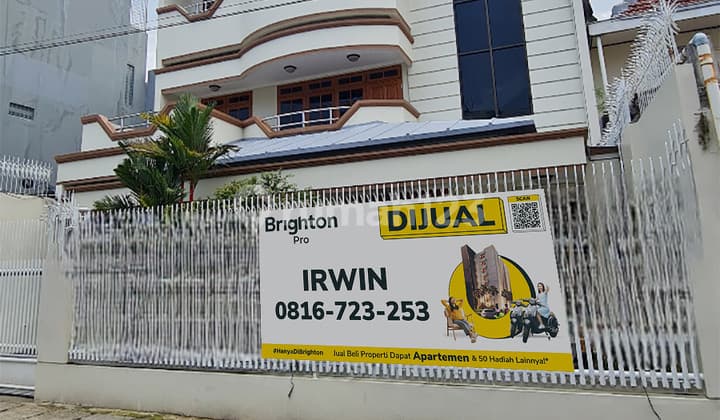 Dijual Rumah 3 Lantai Dengan Balkon Luas & Rooftop di Jl. Thalib
