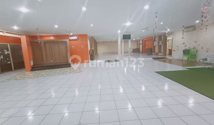 Strategic commercial building in the heart of Semarang city, ready to use, near Undip campus, student area, close to toll road, for rent in Durian Raya, Banyumanik, South Semarang.