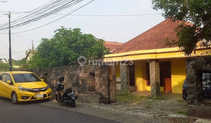 Rumah Dihitung Tanah Besar Luas Tengah Kota Semarang Daerah Elit dekat tol dekat Sekolah Internasional dekat akpol dijual di Kesatrian Jangli Candisari Semarang Atas