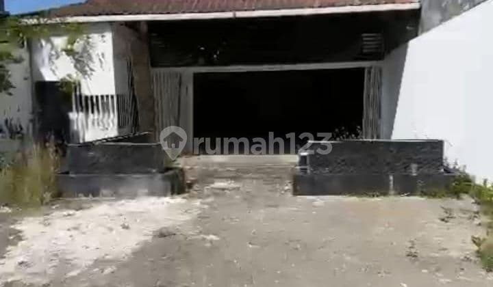 Ruang usaha tengah kota Semarang ramai siap pakai dekat kampus Undip disewakan di jalan raya Banjarsari Tembalang Semarang selatan
