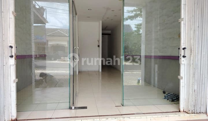 Ruko strategis ramai tengah kota Semarang siap pakai dekat kampus Undip area mahasiswa dekat tol dijual di jalan raya Jati Banyumanik Semarang selatan