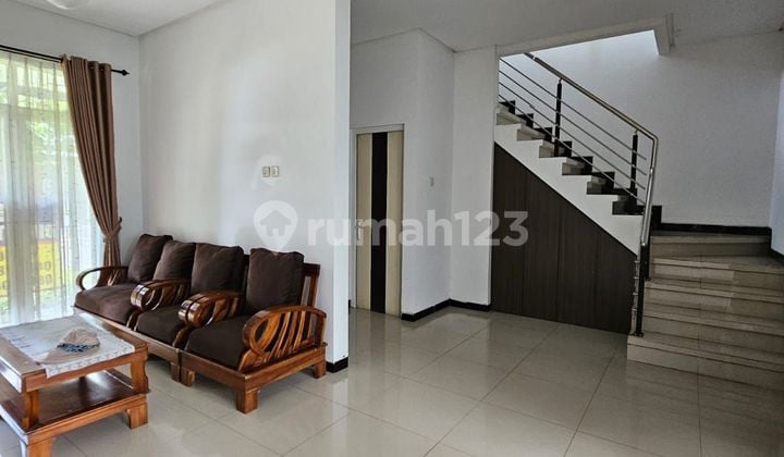 Rumah minimalis tengah kota Semarang dekat kampus Undip dekat pintu tol siap pakai disewakan di Graha estetika Tembalang Semarang atas