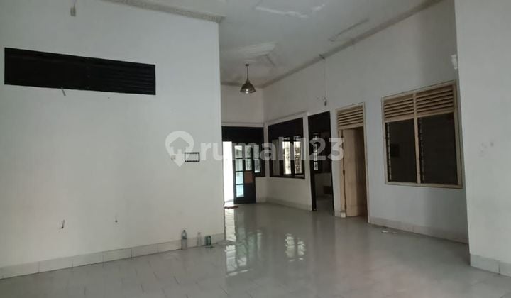Ruang usaha strategis tengah kota Semarang ramai pusat kota dekat simpang lima disewakan di jl raya Pleburan Semarang tengah