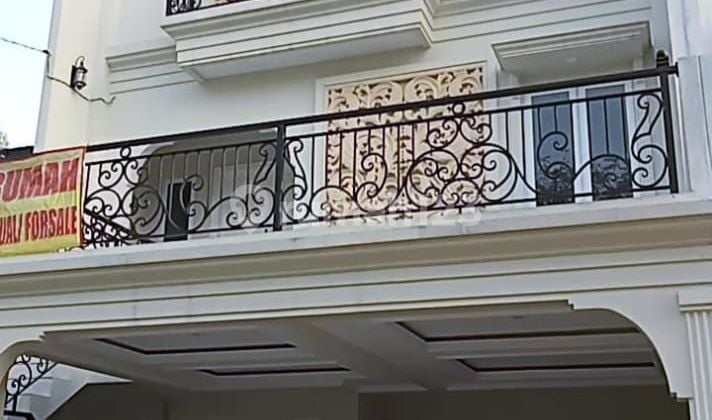 Rumah Brand New S. Pool 3lantai Di Jl. Durian Jakarta Selatan