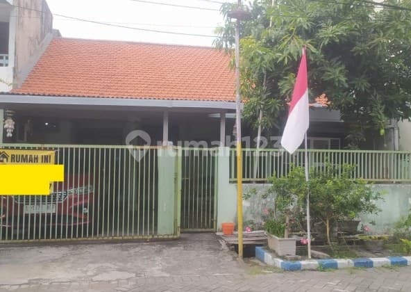 For Sale, House in Tenggilis Area, Near Ubaya, Ready to Occupy, Suitable for Boarding Business