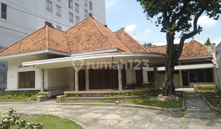 For sale: house near Simpang Lima, suitable for restaurant, cafe, and hotel businesses.
