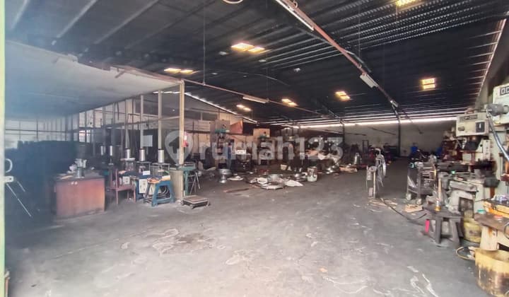 Warehouse for rent, Cibaligo main road.