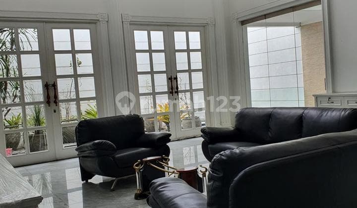 Dijual Rumah Hunian Classic Mewah Semi Furnished Siap Huni Lokasi di Singgasana Raya Bandung