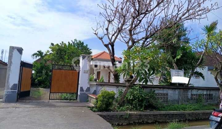 TANAH 6,12 ARE & 2 BANGUNAN RUMAH DI AREA RENON DENPASAR