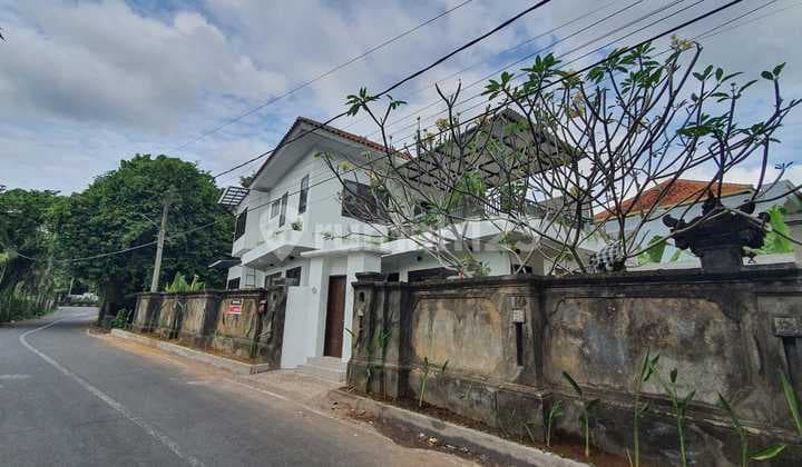 Rumah Baru 2 Lantai Hook di Puri Ratu Jimbaran, Strategis, SHM, Siap Huni