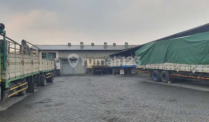 Gudang Murah Raya Trosobo Taman Sidoarjo Dilalui Kontainer