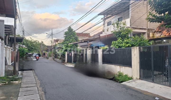 Rumah Tenang Nyaman di Minangkabau Jaksel