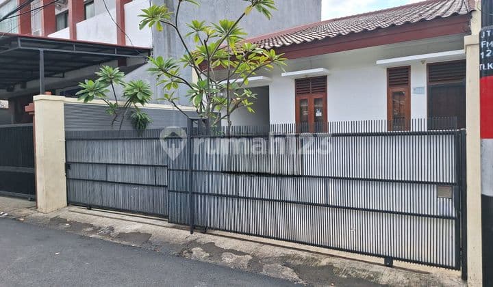 Rumah Dalam Komplek Utan Kayu Dekat Menteng